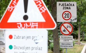 Foto: Dž. K. / Radiosarajevo.ba / Saobraćajni znakovi na Dobrinji