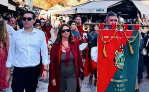 FOTO: Ambasada Italije u BiH / Defila italijanskih muzičara kroz Sarajevo
