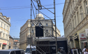 Foto: Radiosarajevo.ba / Pripreme ispred Vječne vatre za nastup Solomona