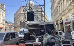Foto: Radiosarajevo.ba / Pripreme ispred Vječne vatre za nastup Solomona