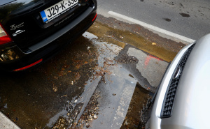 Foto: Dž.K. / Radiosarajevo.ba / Voda teče ulicom, građani zabrinuti