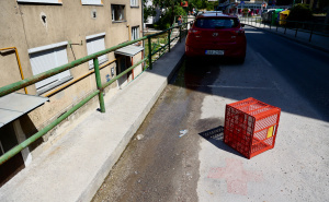 Foto: Dž.K. / Radiosarajevo.ba / Voda teče ulicom, građani zabrinuti