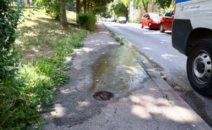 Foto: Dž.K. / Radiosarajevo.ba / Voda teče ulicom, građani zabrinuti