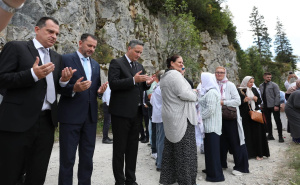 Foto: Kabinet Denisa Bećirovića / Obilježavanje godišnjice zločina na Korićanskim stijenama