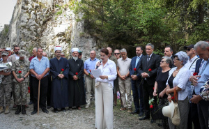 Foto: Kabinet Denisa Bećirovića / Obilježavanje godišnjice zločina na Korićanskim stijenama