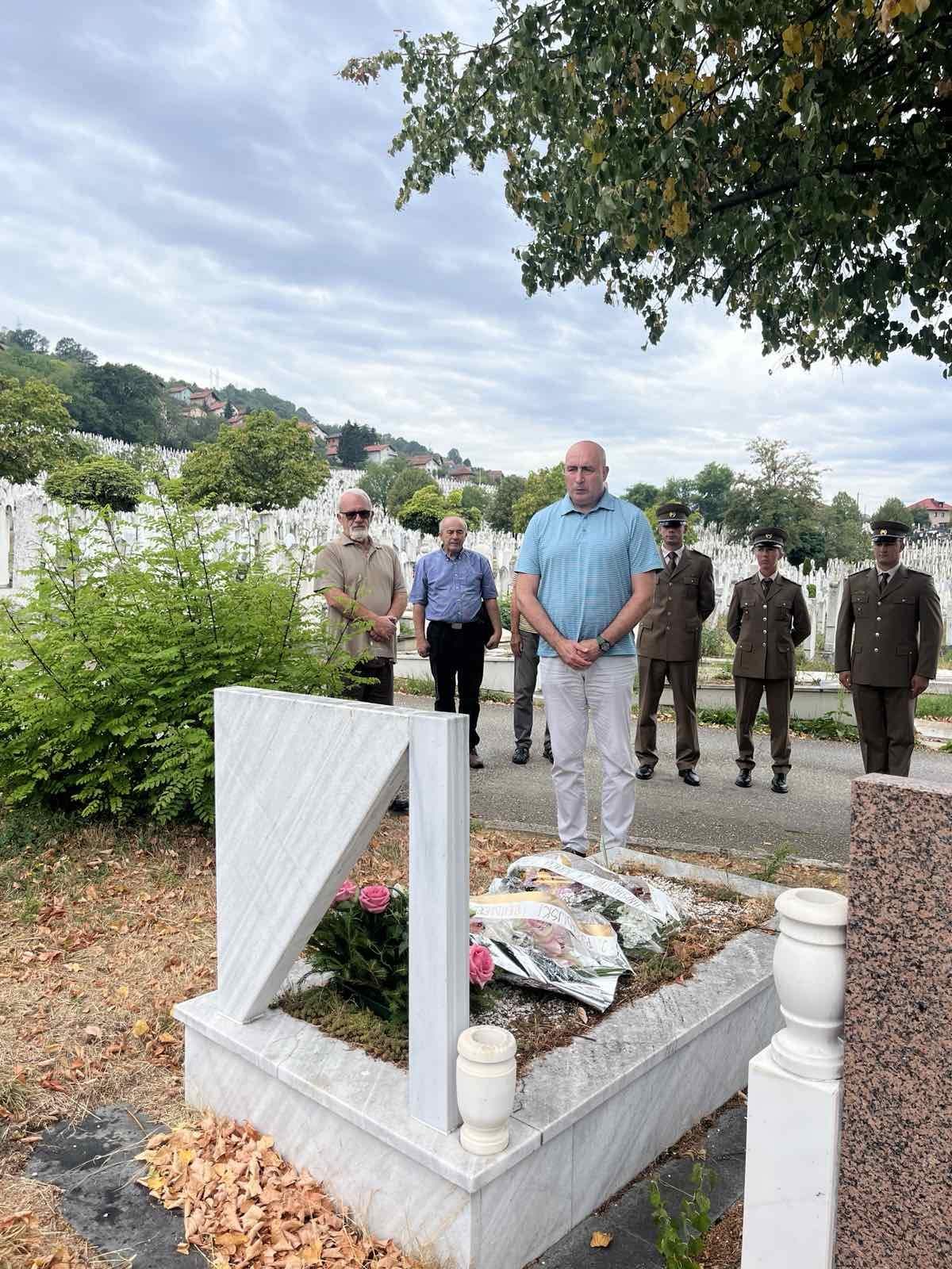 Ministar Osmanović s delegacijom na grobu generala Šibera