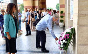 Foto: Dž. K. / Radiosarajevo.ba / Odavanje počasti poginulim bibliotekarima NUB BiH tokom opsade Sarajeva