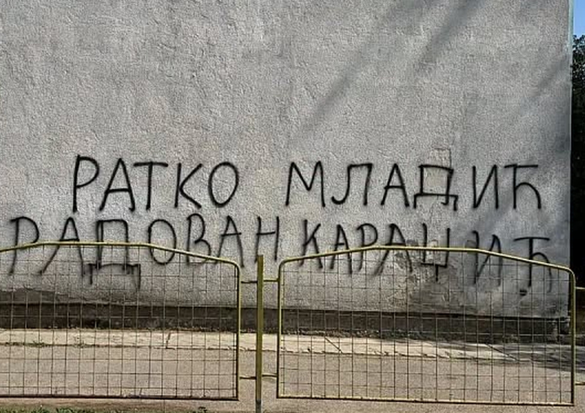 Natpis na školi u Bratuncu