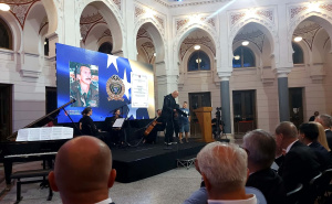 Foto: Radiosarajevo.ba / Unuk preuzeo plaketu za generala Mustafu Hajrulahovića Talijana