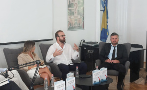 Foto: Ustupljene fotografije / Promocija knjige profesora Adisa Maksića "A šta su oni uradili nama?“