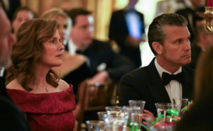Foto: EPA-EFE / Amy Coney Barrett i Pete Hegseth