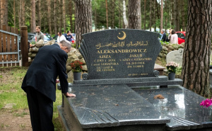 Foto: EPA - EFE / Jedan od mezara ispred džamije