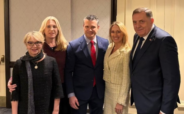 Milorad Dodik, ministar odbrane SAD Pete Hegseth sa suprugom Jennifer Rauchet, Željka Cvijanović i Ana Trišić-Babić
