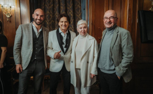 Foto: Privatni album  / Amir Misirlić sa porodicom u društvu Zdravka Čolića