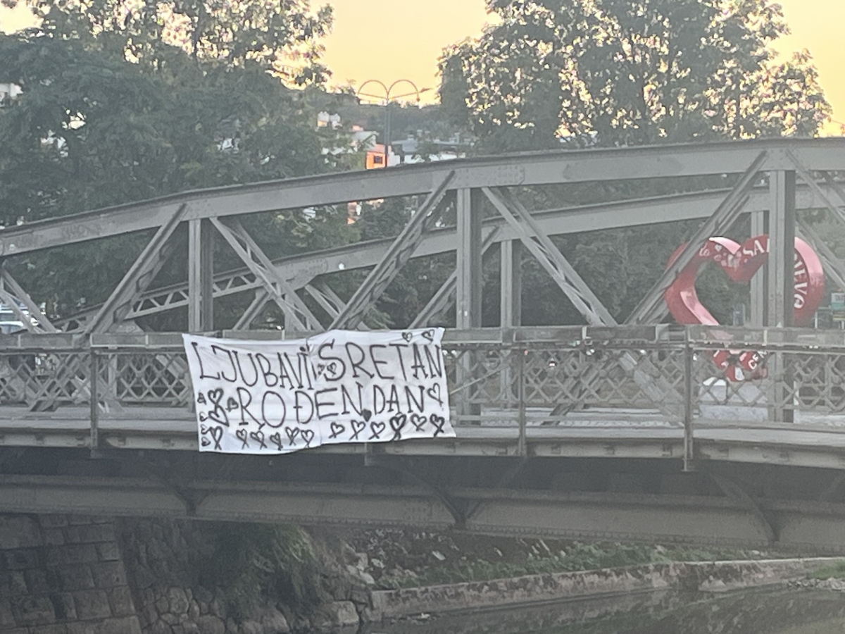 Neobična poruka na mostu