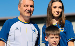 Foto: Federalno ministarstvo raseljenih osoba i izbjeglica / Dizdar uručio dresove školarcima