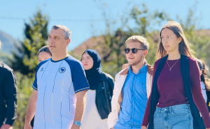 Foto: Federalno ministarstvo raseljenih osoba i izbjeglica / Dizdar uručio dresove školarcima