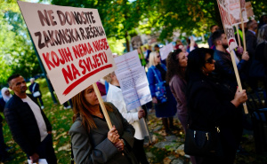Foto: Radiosarajevo.ba / Protesti ispred zgrade Vlade KS