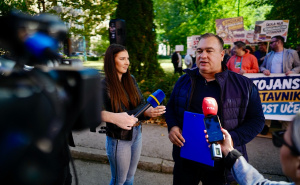Foto: Radiosarajevo.ba / Protesti ispred zgrade Vlade KS