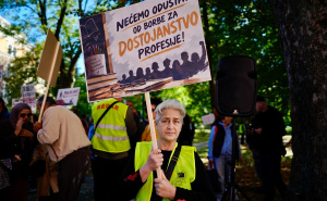 Foto: Radiosarajevo.ba / Protesti ispred zgrade Vlade KS