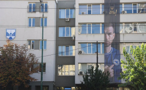 Foto: Općina Novo Sarajevo / Slika Edina Džeke na zgradi Općine Novo Sarajevo