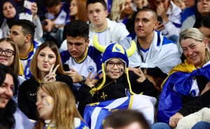 Foto: Dž. K. / Radiosarajevo.ba / Navijači s plišanim igračkama