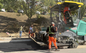Foto: Ministarstvo saobraćaja KS / Postavljen prvi sloj asfalta u ulici Ive Andrića