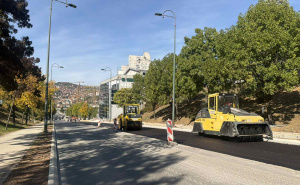 Foto: Ministarstvo saobraćaja KS / Postavljen prvi sloj asfalta u ulici Ive Andića