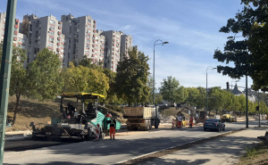 Foto: Ministarstvo saobraćaja KS / Postavljen prvi sloj asfalta u ulici Ive Andrića
