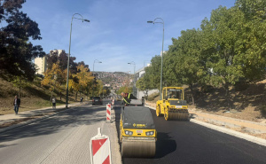 Foto: Ministarstvo saobraćaja KS / Postavljen prvi sloj asfalta u ulici Ive Andrića