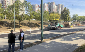 Foto: Ministarstvo saobraćaja KS / Postavljen prvi sloj asfalta u ulici Ive Andrića