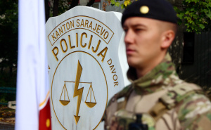 Foto: Dž.K. / Radiosarajevo.ba / Polaganje cvijeća a spomen obilježju ubijenim sarajevskim policajcima