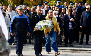 Foto: Dž.K. / Radiosarajevo.ba / Polaganje cvijeća a spomen obilježju ubijenim sarajevskim policajcima