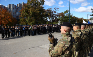 Foto: Dž.K. / Radiosarajevo.ba / Polaganje cvijeća a spomen obilježju ubijenim sarajevskim policajcima