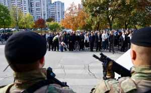Foto: Dž.K. / Radiosarajevo.ba / Polaganje cvijeća a spomen obilježju ubijenim sarajevskim policajcima