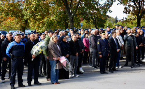 Foto: Dž.K. / Radiosarajevo.ba / Polaganje cvijeća a spomen obilježju ubijenim sarajevskim policajcima