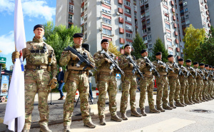 Foto: Dž.K. / Radiosarajevo.ba / Polaganje cvijeća a spomen obilježju ubijenim sarajevskim policajcima